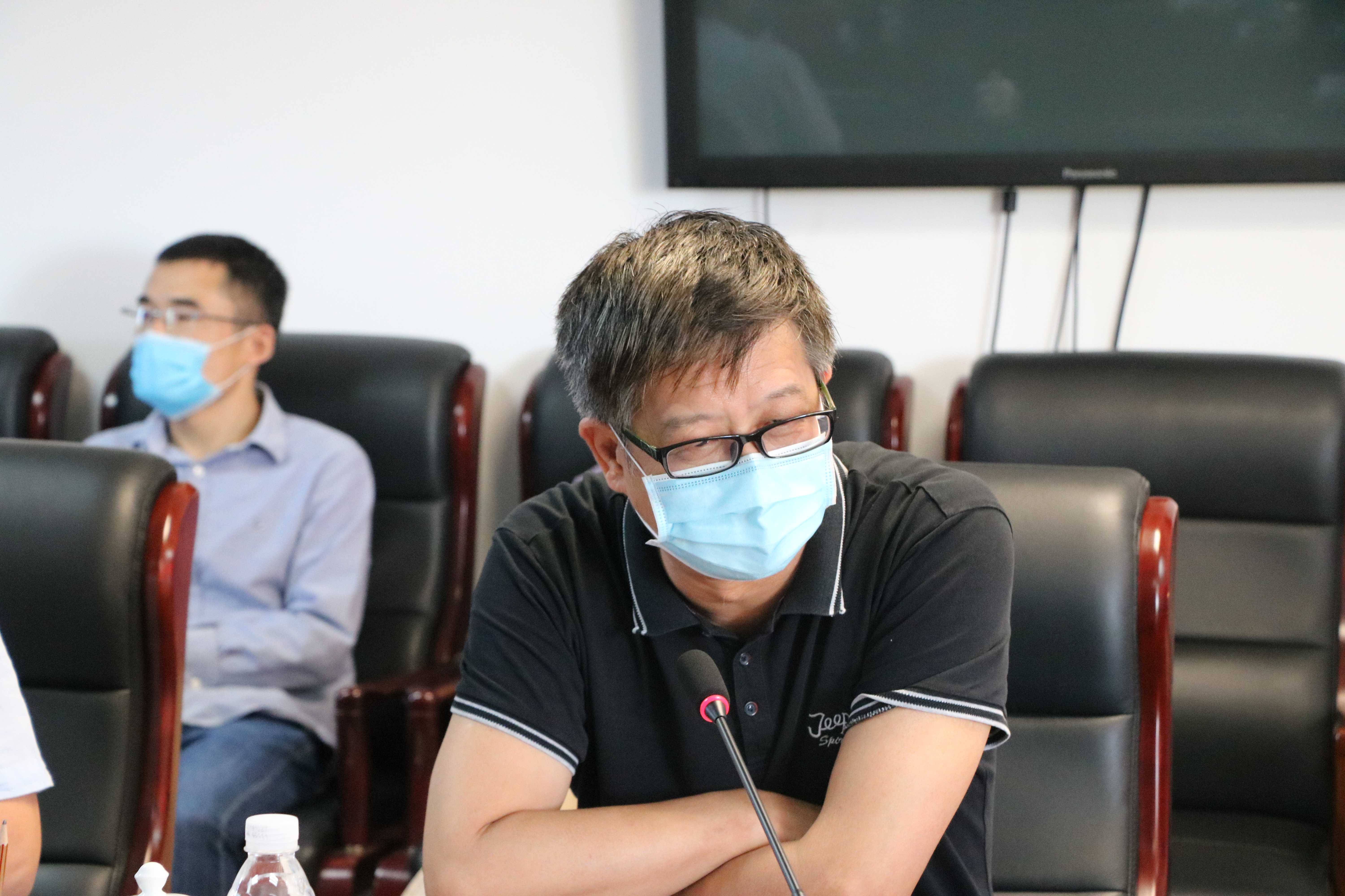 陈险峰副校长主持会议 陈险峰副校长主持会议